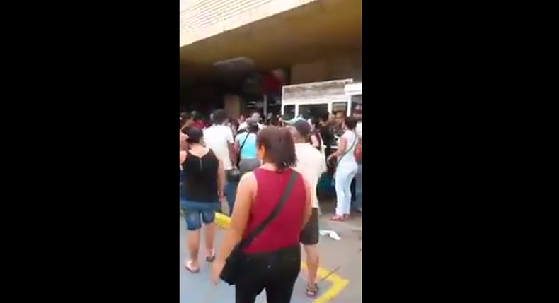 Mientras Nicolás Maduro se gasta miles de dólares en su reciente visita a Nueva York, los venezolanos se pelean por un litro de leche