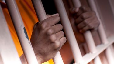 americateve | Florida despidió a 32 guardias de la prisión este viernes, como parte de una investigación sobre las muertes de reclusos de cuatro cárceles estatales. Los guardias despedidos fueron acusados de conducta criminal o mala conducta con relación a muertes inte