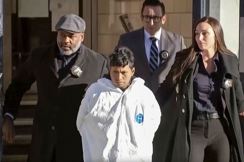 Un sospechoso, identificado por la policía como Sebastián Zapeta, acusado de la muerte de una mujer en el metro de Nueva York, es escoltado por la policía el 23 de diciembre de 2024 en Nueva York.