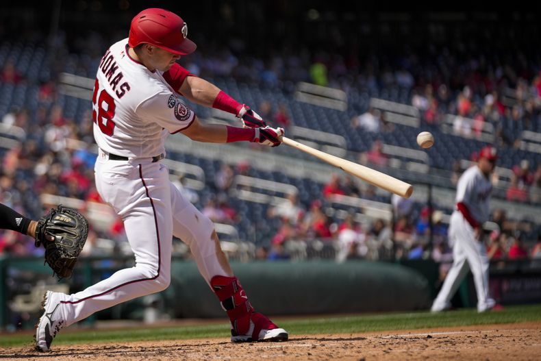 Lane Thomas de los Nacionales de Washington conecta un grand slam ante los Medias Blancas de Chicago, el miércoles 20 de septiembre de 2023, en Washington. (AP Foto/Andrew Harnik)