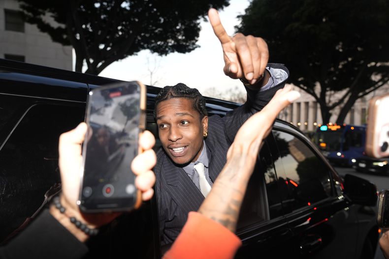 A$AP Rocky hace un gesto por la ventanilla de un vehículo mientras sale del tribunal después de haber sido declarado inocente en su juicio el martes 18 de febrero de 2025 en Los Ángeles. (Foto AP/Damian Dovarganes)