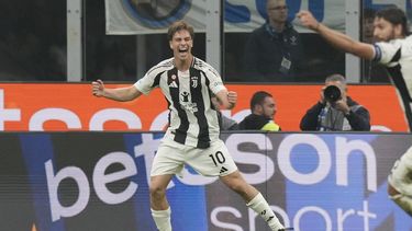 Kenan Yildiz de la Juventus celebra tras anotar el cuarto gol de su equipo en el encuentro ante el Inter de Milán el domingo 27 de octubre del 2024. (AP Foto/Luca Bruno)