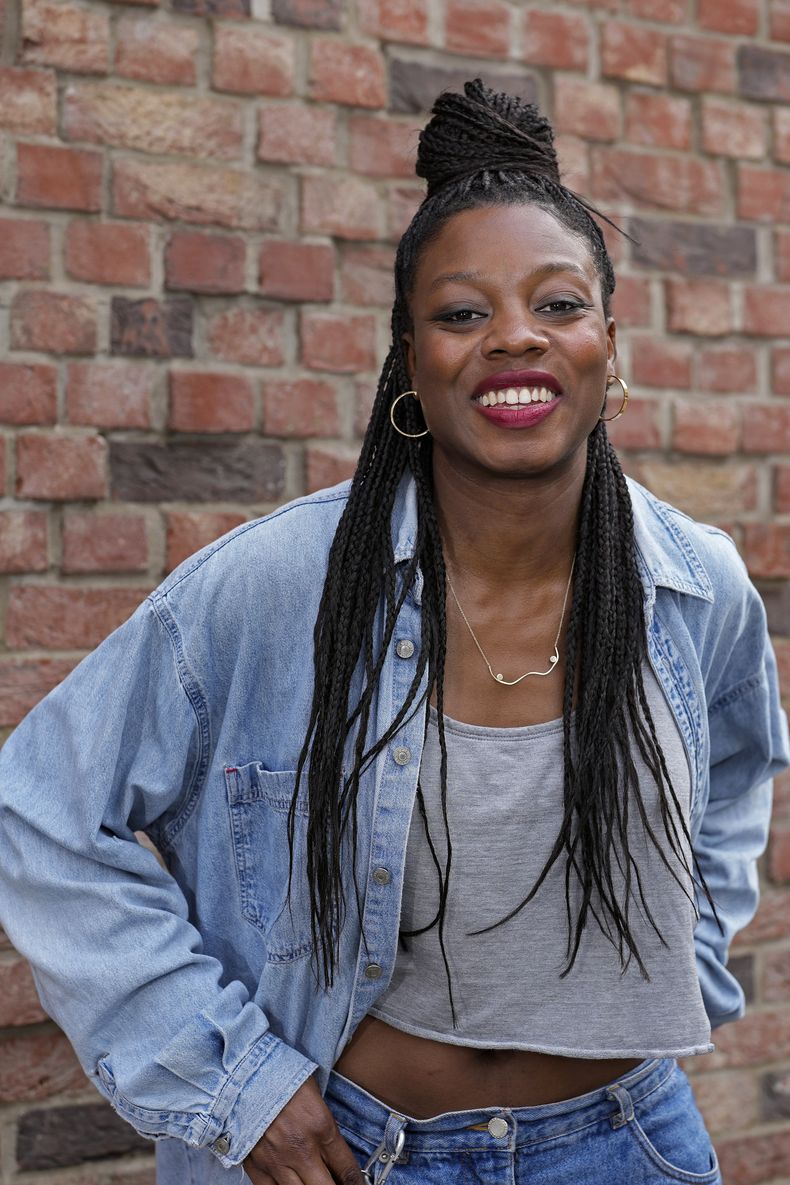ARCHIVO - La directora Nia DaCosta posa para un retrato en Londres el 1 de septiembre de 2023 para promover The Marvels. (Foto AP/Kin Cheung, archivo)