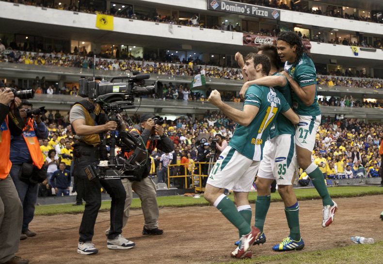 Los jugadores del Le&oacute;n festejan uno de sus goles frente al Am&eacute;rica, en la final del Apertura mexicano, el domingo 15 de diciembre de 2013  (AP Foto/Christian Palma)