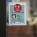 Un letrero de advertencia sobre el sarampión en una puerta de cristal, mientras una paciente llega a una cita en el área de medicina familiar en Texas Tech Physicians of the Permian Basin, el lunes 24 de febrero de 2025, en Odessa, Texas. (AP Foto/Julio Cortez)
