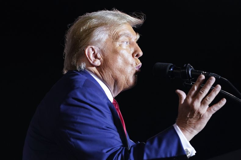 El expresidente Donald Trump habla en un mitin de campaña en Hialeah, Florida, el 8 de noviembre de 2023. (Foto AP/Lynne Sladky)