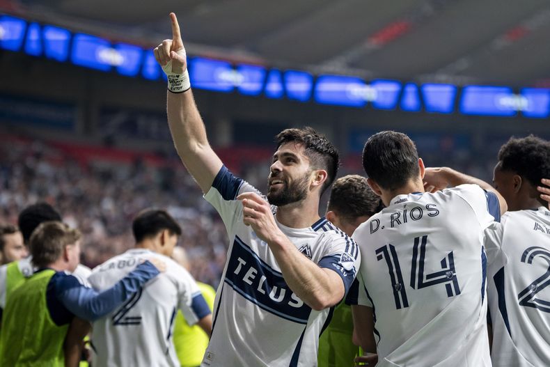 Brian White, centro, de Vancouver Whitecaps, señala hacia los fanáticos en la tribuna después de marcar un gol ente Los Ángeles Galaxy durante la segunda mitad del partido de fútbol de la MLS el domingo 2 de marzo de 2025, en Vancouver, Columbia Británica. (Ethan Cairns/The Canadian Press vía AP)