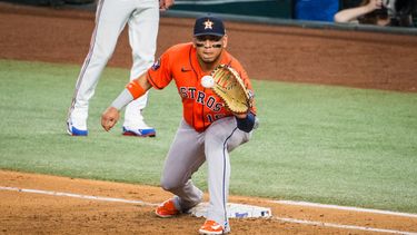 El mexicano Isaac Paredes, de los Astros de Houston, atrapa una pelota en la inicial durante el encuentro ante los Rangers de Texas, el jueves 28 de mayo de 2026 (AP Foto/Jessica Tobias)