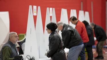 ARCHIVO - Electores se registran para emitir su voto en las primarias presidenciales de Nueva Hampshire en un centro de votación en Derry, Nueva Hampshire, el 23 de enero de 2024. (AP Foto/David Goldman, archivo)