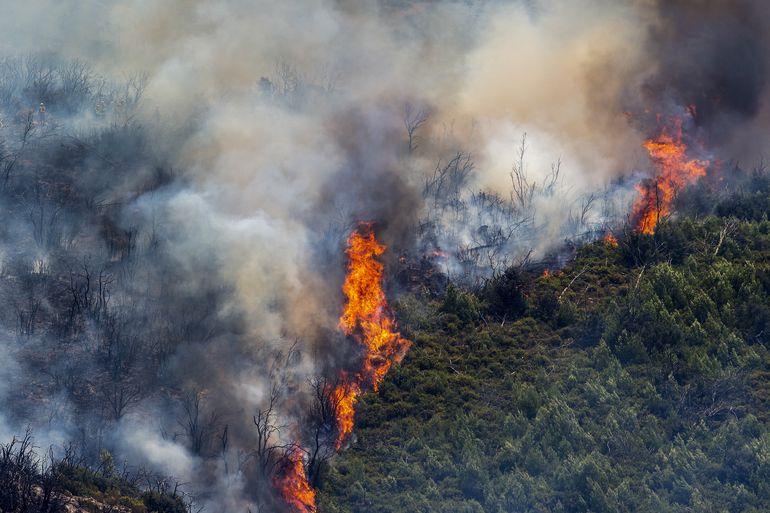 Vientos alimentan incendio en España; Portugal en alerta