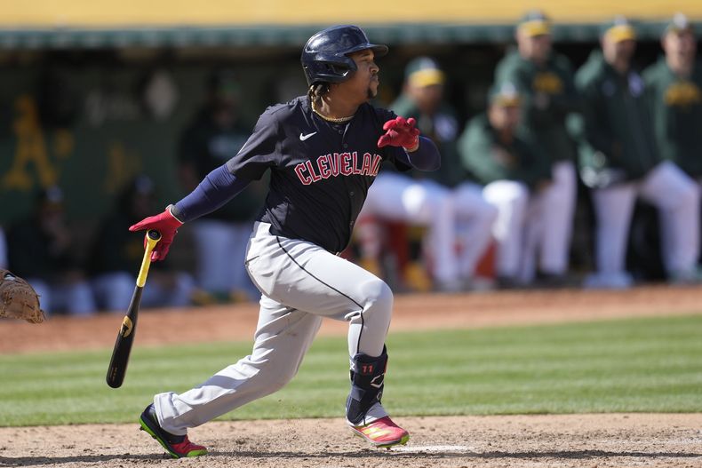 El dominicano José Ramírez, de los Guardianes de Cleveland, batea un sencillo productor en el juego ante los Atléticos de Oakland, el sábado 30 de marzo de 2024 (AP Foto/Jeff Chiu)