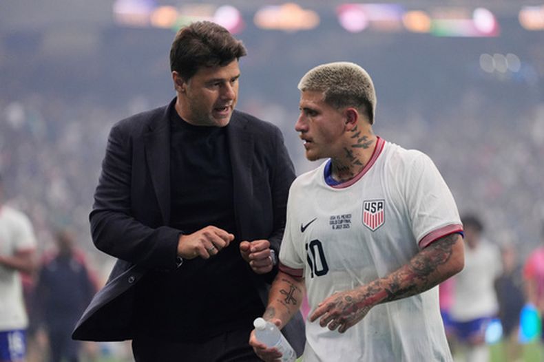 ARCHIVO - Mauricio Pochettino, el técnico de Estados Unidos, charla con el volante Diego Luna (10) durante la final de la Copa Oro contra México, el 6 de julio de 2025, en Houston. (AP Foto/Ashley Landis)