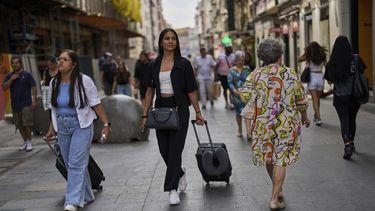 ARCHIVO – Un grupo de turistas traslada su equipaje en el centro de Madrid, España, el miércoles 3 de junio de 2025. (AP Foto/Manu Fernandez, Archivo)