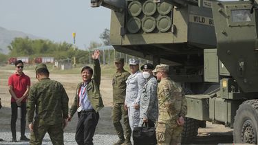 El presidente filipino Ferdinand Marcos Jr. durante maniobras militares en la provincia Zambales, en el norte de Filipinas, el 26 de abril de 2023. (AP foto/Aaron Favila)