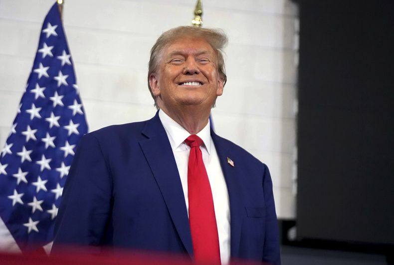 ARCHIVO - El expresidente Donald Trump, aspirante a la candidatura republicana presidencial, habla durante un acto el 18 de noviembre de 2023, en Fort Dodge, Iowa. (AP Foto/Bryon Houlgrave, archivo)