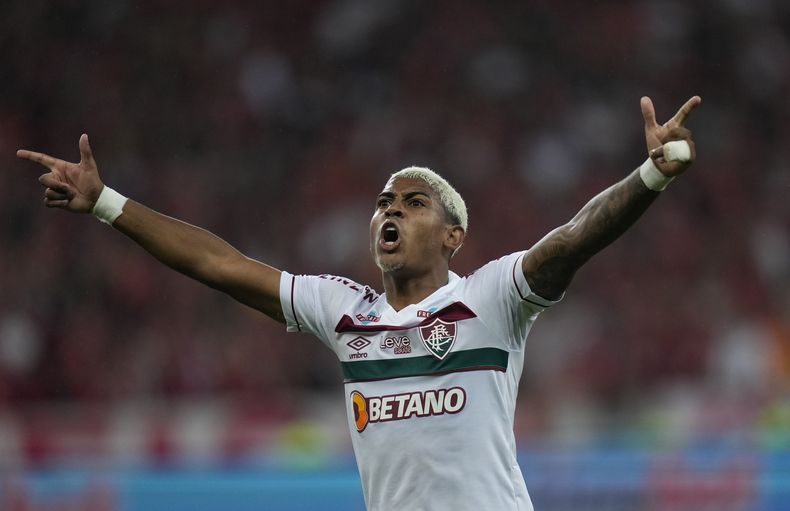 John Kennedy, del Fluminense, festeja luego de anotar el primera tanto de su equipo ante Internacional, en la vuelta de las semifinales de la Copa Libertadores, el miércoles 4 de octubre de 2023 (AP foto/Andre Penner)