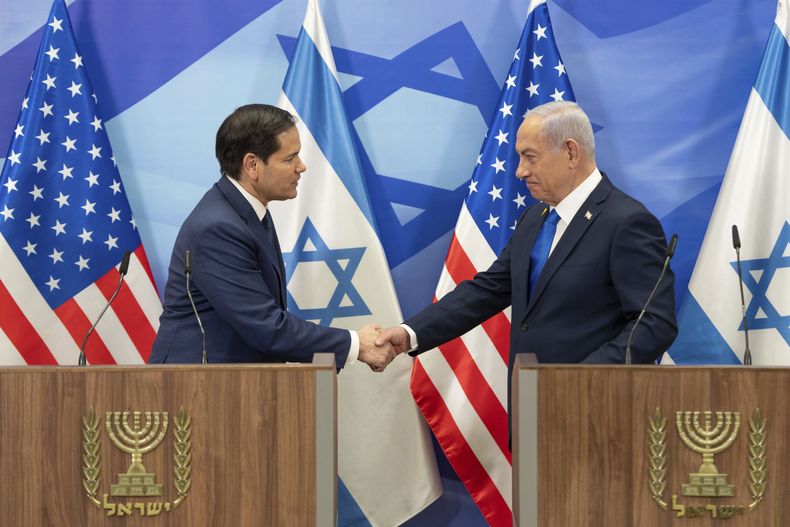 El secretario de Estado de EEUU, Marco Rubio, y el primer ministro israelí, Benjamin Netanyahu, se dan la mano durante una conferencia de prensa en la oficina del primer ministro en Jerusalén, Israel, el domingo 16 de febrero de 2025. (AP Foto/Ohad Zwigenberg,Pool)