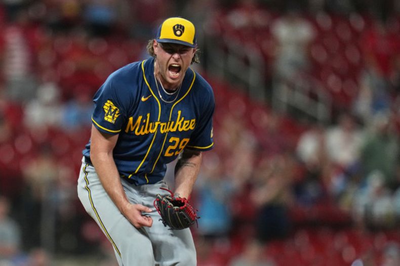 Trevor Megill, lanzador de los Cerveceros de Milwaukee, celebra después de ponchar a Bryan Torres, de los Cardenales de San Luis, el lunes 6 de julio de 2026, en San Luis. (AP Foto/Jeff Roberson)