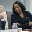 ARCHIVO - El presidente de la Reserva Federal, Jerome Powell, izquierda, conversa con Lisa Cook, derecha, miembro de la Junta de Gobernadores, durante una reunión abierta de la Junta de Gobernadores en la Reserva Federal, el 25 de junio de 2025, en Washington. (AP Foto/Mark Schiefelbein, archivo)