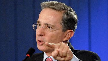 americateve | El ex presidente colombiano, Álvaro Uribe denuncio que el gobierno venezolano esta manipulando a los detenidos por el asesinato del diputado Robert Serra y su asistente para que lo acusen de ordenar el doble homicidio.