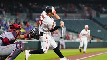 Austin Hays, de los Orioles de Baltimore, conecta un sencillo de dos anotaciones en la segunda entrada del partido ante los Rojos de Cincinnati, el lunes 26 de junio de 2023, en Baltimore. (AP Foto/Julio Cortez)