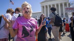 Celeste McCall, de Washington, reacciona confundida el 1 de julio del 2024, afuera de la Corte Suprema en Washington, luego que se anunciaron las decisiones. “Estoy confundida. Me habían dicho que [Trump] no tiene inmunidad para actos no oficiales”, dijo McCall. “Ni siquiera sé qué significa eso. Estoy más que confundida”. (Foto AP/Jacquelyn Martin)