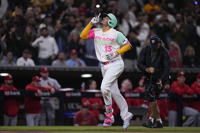 El dominicano Manny Machado festeja tras conectar un jonrón de dos carreras en la octava entrada del juego del viernes 22 de septiembre de 2023, ante los Cardenales de San Luis (AP Foto/Gregory Bull)