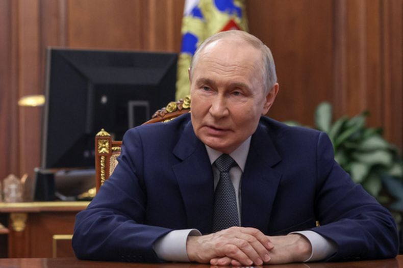 El presidente ruso Vladímir Putin escucha al jefe de la República de Mordovia, Artyom Zdunov, en el Kremlin en Moscú, el lunes 4 de mayo de 2026. (Mijaíl Metzel/Sputnik, foto pool del Kremlin vía AP)