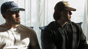 El cantautor mexicano Kevin Kaarl, a la derecha, posa para un retrato con su hermano mellizo y músico Bryan durante una entrevista en la Ciudad de México, el 27 de febrero de 2025. (Foto AP Berenice Bautista)