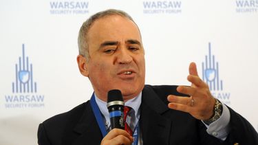 americateve | El ex campe&oacute;n mundial de ajedrez y activista pol&iacute;tico Garry Kasparov hablando en un foro de seguridad en Varsovia, Polonia, el jueves 20 de noviembre de 2014. Kasparov compar&oacute; la &ldquo;dictadura unipersonal&rdquo; de Vladimir Putin c