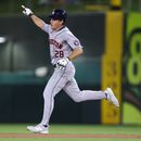 El pelotero Lucas Spence, de los Astros de Houston, trota alrededor de las bases tras conectar un cuadrangular solitario durante la séptima entrada de un partido de béisbol contra los Atléticos, el 24 de septiembre de 2026, en West Sacramento, California. (Foto AP/Scott Marshall)