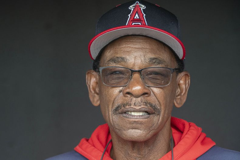 Ron Washington, manager de los Angelinos de Los Ángeler, observa previo al juego de béisbol de Grandes Ligas ante los Guardianes de Cleveland, el viernes 30 de mayo de 2025, en Cleveland. (AP Foto/Phil Long)