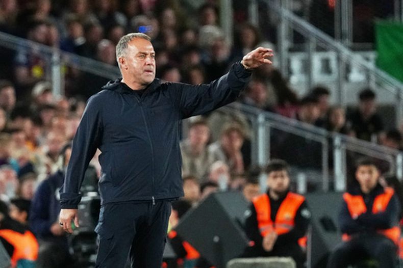 El técnico del Barcelona Hansi Flick imparte instrucciones durante el partido contra Betis en la Liga española, el domingo 17 de mayo de 2026. (AP Foto/Joan Mateu Parra)
