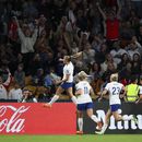 La futbolista inglesa Georgia Stanway (izquierda) celebra tras marcar en el partido del Grupo D del Mundial femenino que enfrentó a Inglaterra y Haití, en Brisbane, Australia, el 22 de julio de 2023. (AP Foto/Tertius Pickard)