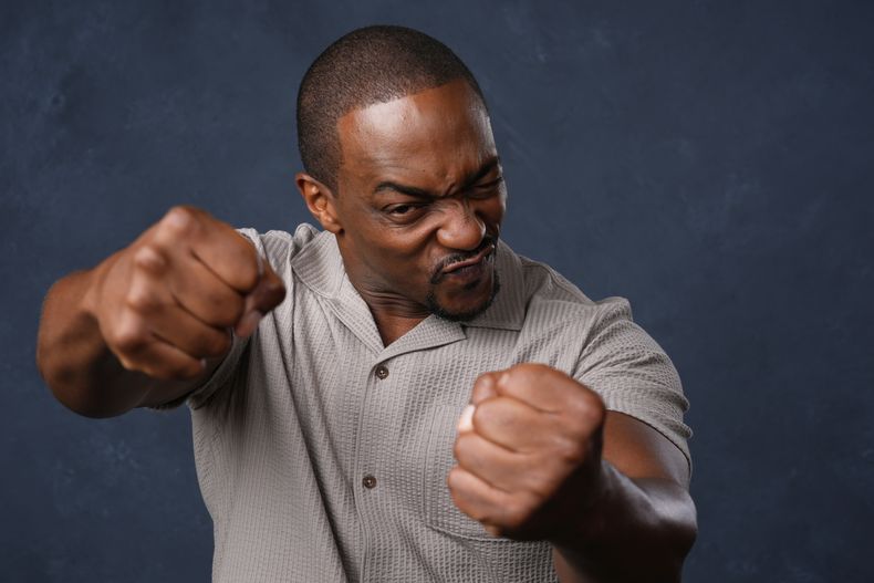 Anthony Mackie posa para un retrato para promocionar Twisted Metal durante la Comic-Con International el jueves 24 de julio de 2025, en San Diego. (Foto AP/Chris Pizzello)