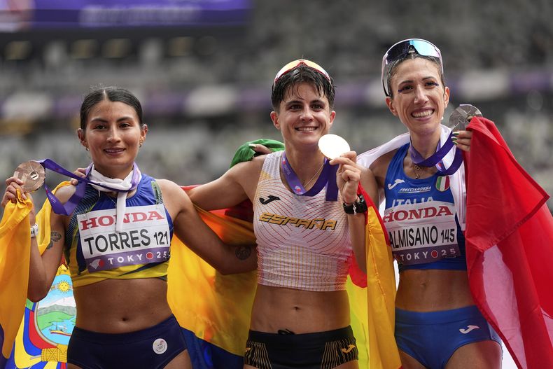 La ecuatoriana Paula Torres, la española María Pérez y la italiana Antonella Palmisano posan respectivamente con sus medallas de bronce, oro y plata, conquistadas en la marcha de 35 kilómetros en el Mundial de Tokio, el sábado 13 de septiembre de 2025 (AP Foto/Petr David Josek)