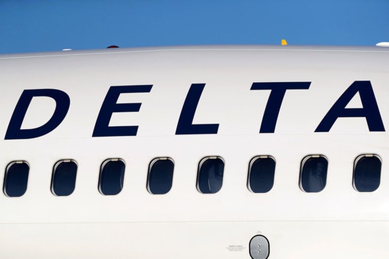 ARCHIVO - En esta foto de archivo del 26 de junio de 2019, el logotipo de la compañía luce en el fuselaje de un avión de Delta Air Lines, en el Aeropuerto Internacional de Denver, en Denver. (Foto AP/David Zalubowski, archivo)
