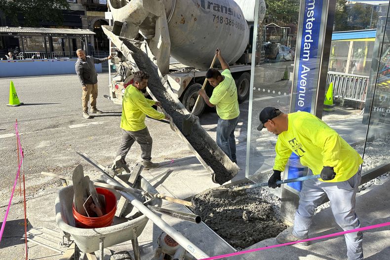 Trabajadores echan concreto en la construcción de una parada de autobús en Nueva York, 12 de octubre de 2023. Los empleadores redujeron la contratación en octubre al crear 150.000 empleos, informó el Departamento de Trabajo el viernes 3 de noviembre de 2023, cifra modesta aunque alta e indicio de que el mercado laboral podría estar enfriándose a pesar de las altas tasas de interés que han encarecido el crédito para empresas y consumidores. (AP Foto/Ted Shaffrey)