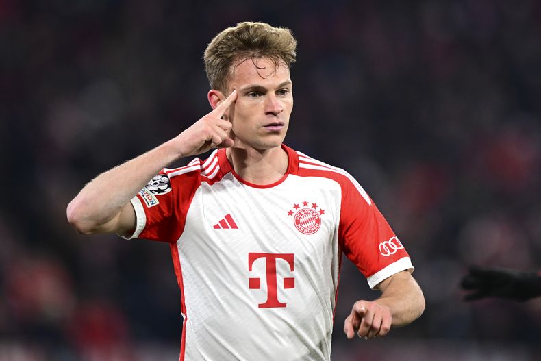 ARCHIVO - Joshua Kimmich del Bayern Múnich celebra tras anotar un gol ante Arsenal en los cuartos de final de la Liga de Campeones, el 17 de abril de 2024. Kimmich ha sido designado como capitán de la selección de Alemania. (AP Foto/Christian Bruna)