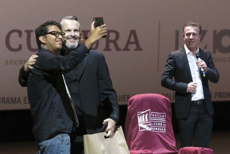 El cantante y actor español Miguel Bosé, segundo de izquierda aderecha, se toma una selfie con un fan durante una charla sobre la película Tacones lejanos en el Festival Internacional de Cine de Morelia en Morelia, México, el lunes 23 de octubre de 2023. (Foto AP/Berenice Bautista)