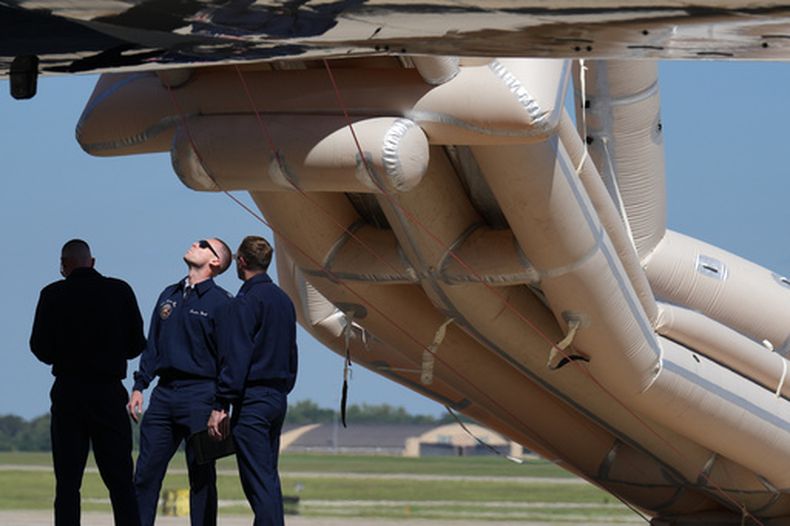 Personal de la Fuerza Aérea de Estados Unidos luego de que una rampa inflable de emergencia se desplegó del avión presidencial ante de la llegada del mandatario Donald Trump para abordar un vuelo en la Base Conjunta Andrews, el miércoles 9 de septiembre de 2026, en Maryland. (AP Foto/Jacquelyn Martin)