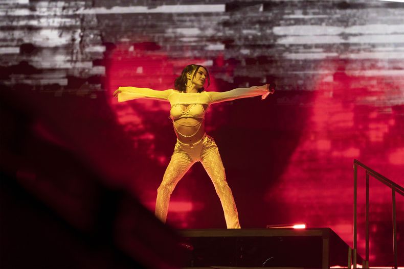 La cantante estadounidense Becky G durante su concierto en el Coca-Cola Flow Fest en la Ciudad de México el domingo 24 de noviembre de 2024. (Foto AP/Félix Márquez)