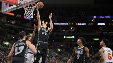 Spurs superan a Knicks a pesar de los 41 puntos de Randle