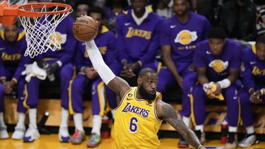 LeBron James de los Lakers de Los Ángeles toma un rebote en el juego 6 de la serie de primera ronda de la Conferencia Oeste ante los Grizzlies de Memphis el 28 de abril del 2023. (AP Foto/Jae C. Hong)