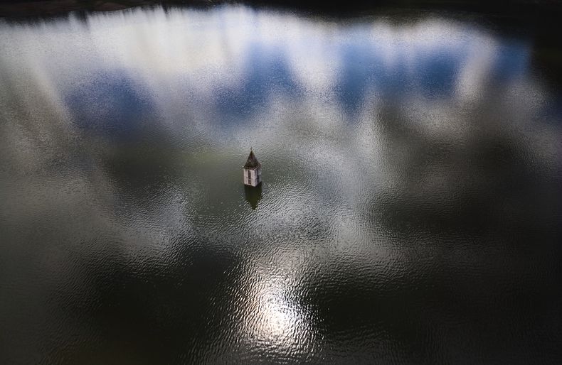 El campanario de una iglesia románica del siglo XI emerge del embalse Sau, a unos 100 kilómetros (62 millas) al norte de Barcelona, en Vilanova de Sau, España, el lunes 24 de marzo de 2025. (AP Foto/Emilio Morenatti)