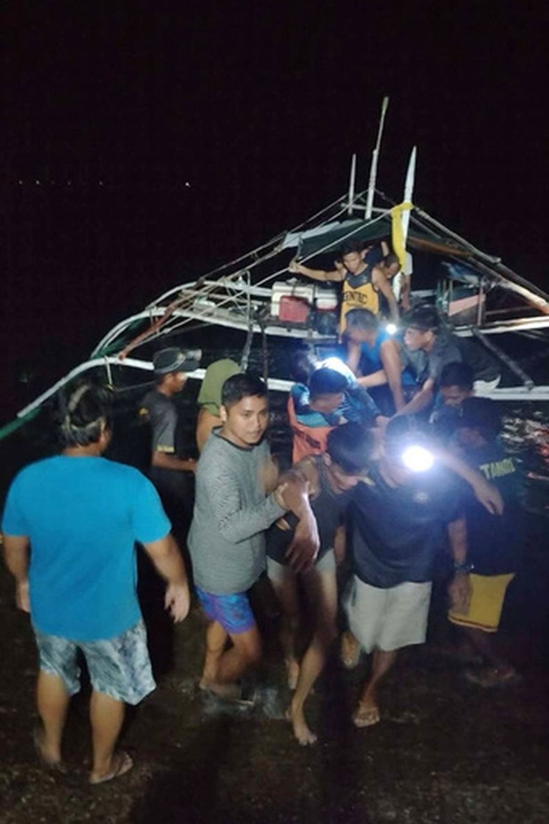 En esta imagen proporcionada por la Guardia Costera de Filipinas, personas desembarcan de un pequeño bote tras ser rescatados de un transbordador en llamas frente a la costa de la provincia de Palawan, Filipinas, el miércoles 9 de septiembre de 2026. (Guardia Costera de Filipinas vía AP)