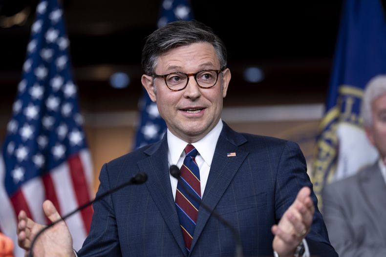ARCHIVO - El presidente de la Cámara de Representantes, el republicano Mike Johnson, habla en el Capitolio en Washington, el 23 de julio de 2024. (AP Foto/J. Scott Applewhite, Archivo)