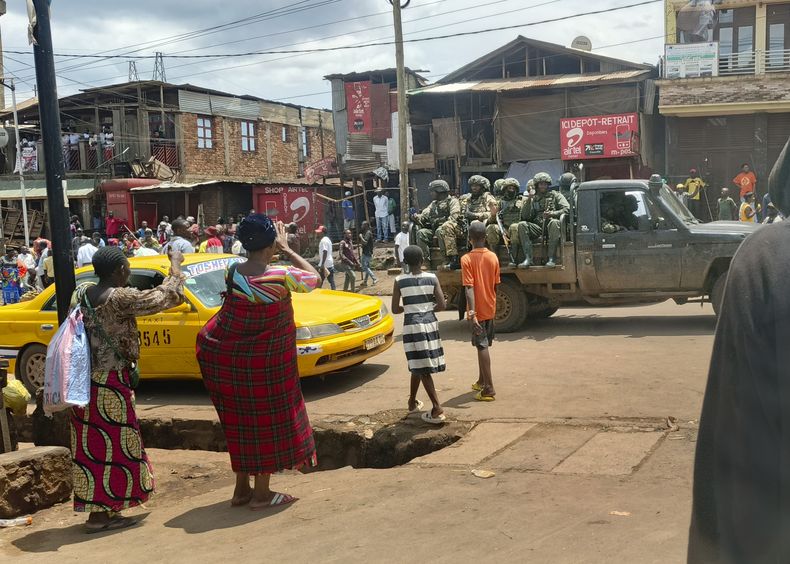 Rebeldes del M23 patrullan el centro de la segunda ciudad más grande del este de la República Democrática del Congo, Bukavu, en Kivu del Sur, el lunes 17 de febrero de 2025. (AP foto/Janvier Barhahiga)