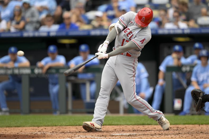 Shohei Ohtani de los Angelinos de Los Ángeles batea un jonrón ante los Reales de Kansas City, el domingo 18 de julio de 2023, en Kansas City. (AP Foto/Reed Hoffmann)