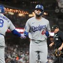 Andy Pagés, derecha, de los Dodgers de Los Ángeles, es felicitado por Enrique Hernández (8) despúes de batear un jonrón frente a los Gigantes de San Francisco durante la segunda entrada del juego de béisbol de Grandes Ligas del viernes 25 de septiembre de 2026, en San Francisco. (AP Foto/Jeff Chiu)